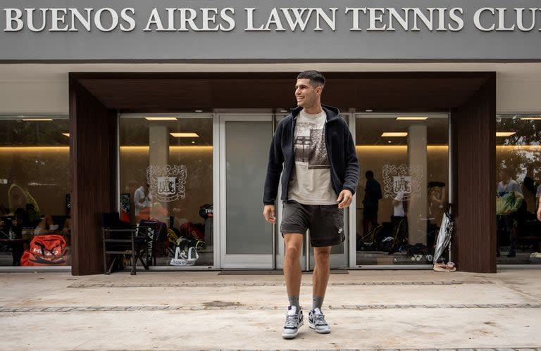 Alcaraz, posando para LA NACION, en el nuevo ingreso al BALTC
