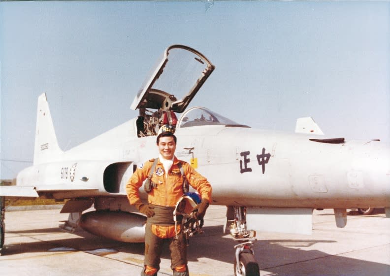1980年馮世寬與F-5E戰機合影。馮世寬提供