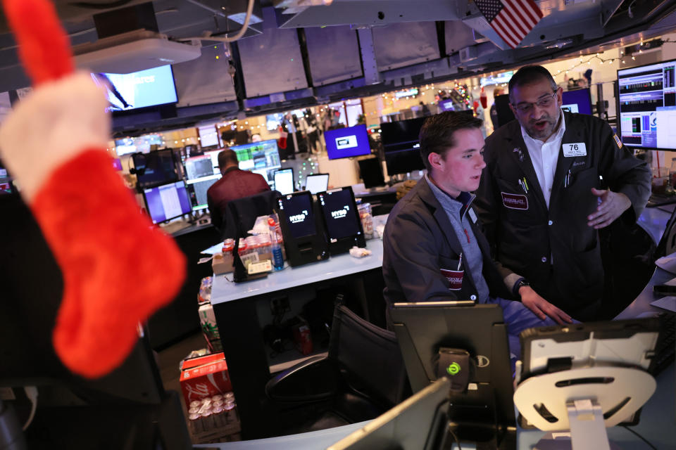 NEW YORK, NY - 21 DECEMBER: Traders werken 's middags op 21 december 2022 in New York City op de vloer van de New York Stock Exchange.  De aandelen sloten vandaag voor de tweede dag op rij sterk, waarbij de Dow Jones meer dan 500 punten sloot te midden van een beter dan verwacht rapport over het consumentensentiment van de Conference Board.  (Foto door Michael M. Santiago/Getty Images)