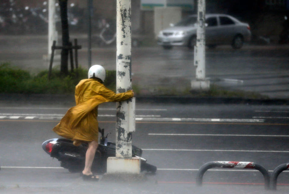 Typhoon Meranti hits Taiwan and heads for China