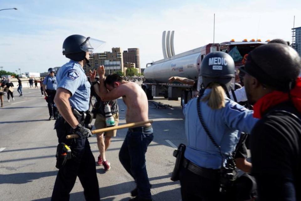 Los motivos del ataque se desconocen, aunque un testigo explicó a la NBC que el individuo dijo que solo quería “intimidar” a los manifestantes. (Foto: Go Nakamura / Reuters).