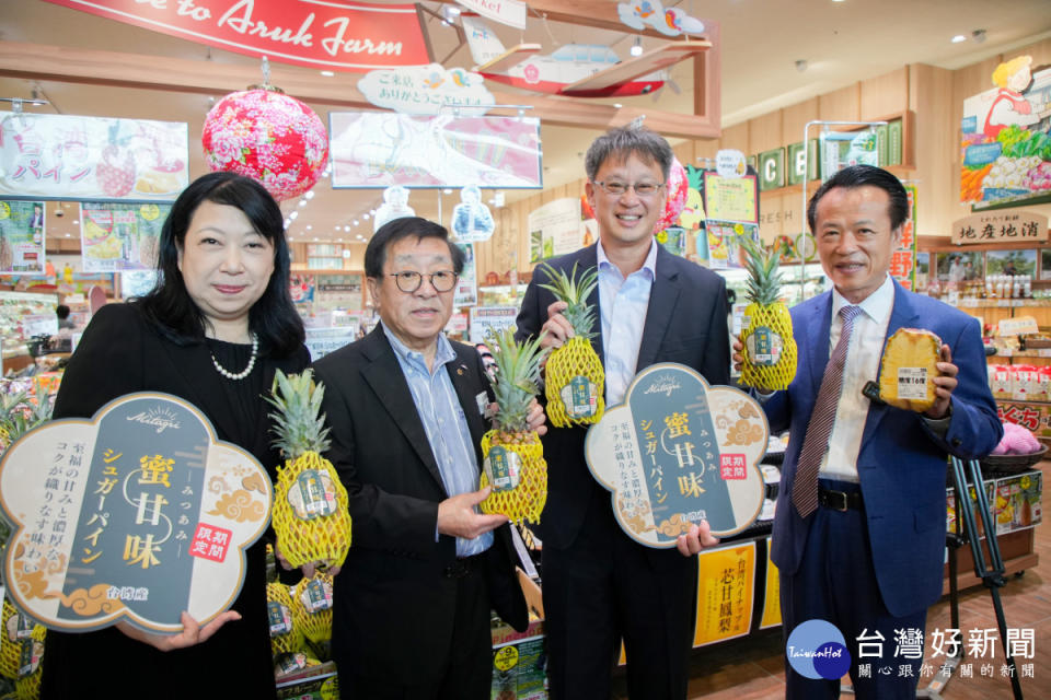 翁章梁與丸久株式會社田中康男社長，前往丸久超市視察「蜜甘味」蜜梨鳳梨銷售情形／嘉義縣府提供