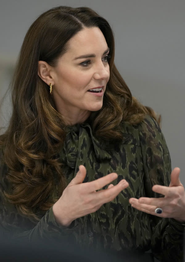 Kate Middleton estrena el vestido de leopardo más elegante para llevar con botas altas