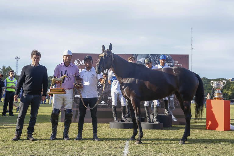 Lucida por Santiago Chavanne en el campo de juego, Ve Ocho Petaca terminó galardonada como el mejor ejemplar de la final del Nacional.