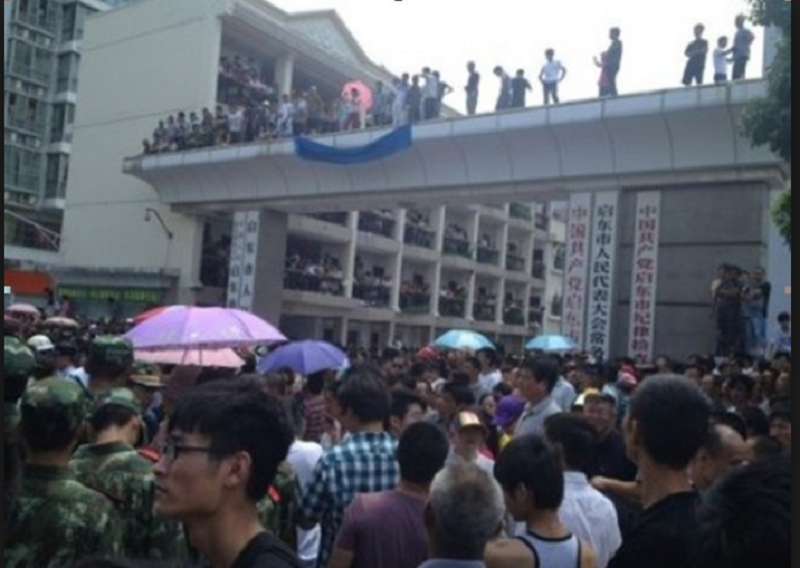 2012年江蘇啓東市民「散步」表達「愛我家鄉保護環境」。（大經貿網）