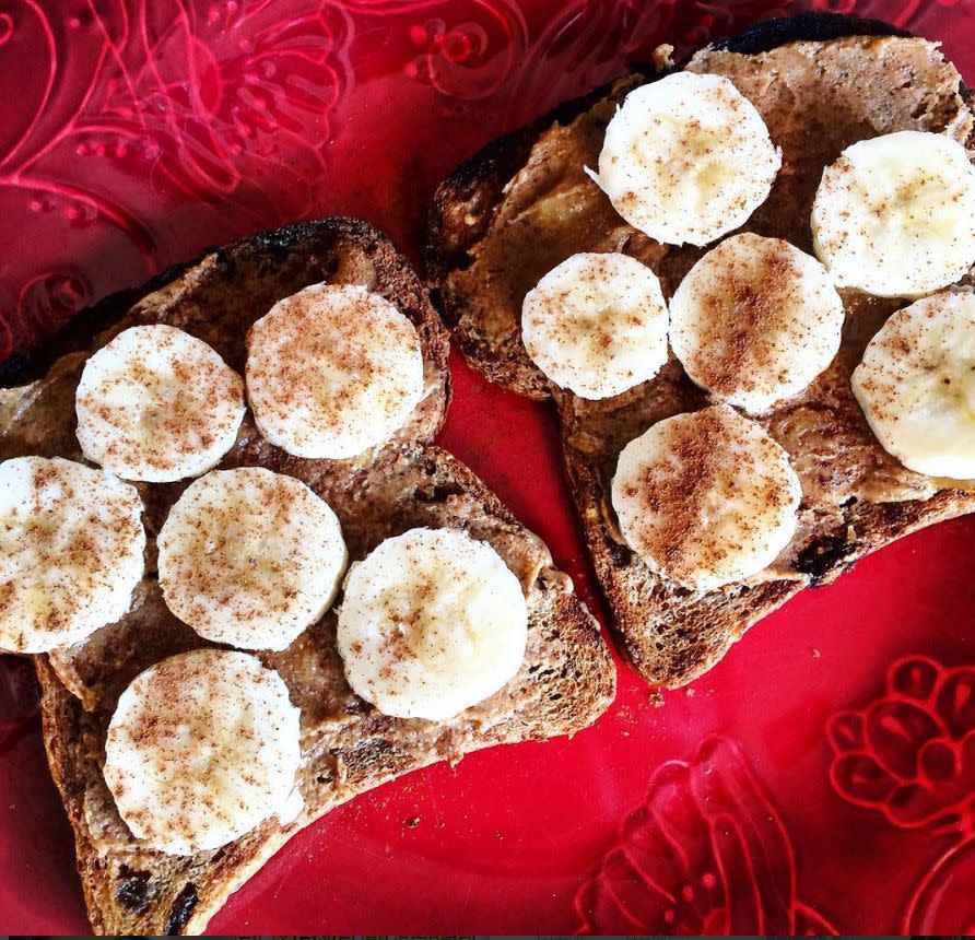 Bananen und Mandelbutter auf Toast