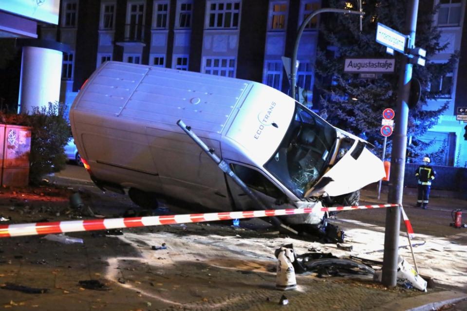 Ein Chaosfahrer hat in Steglitz mehrere Unfälle provoziert und dabei mehrere Menschen verletzt. erst als sein Transporter umstürzte, war die Fahrt zu Ende.<span class="copyright">Thomas Peise</span>