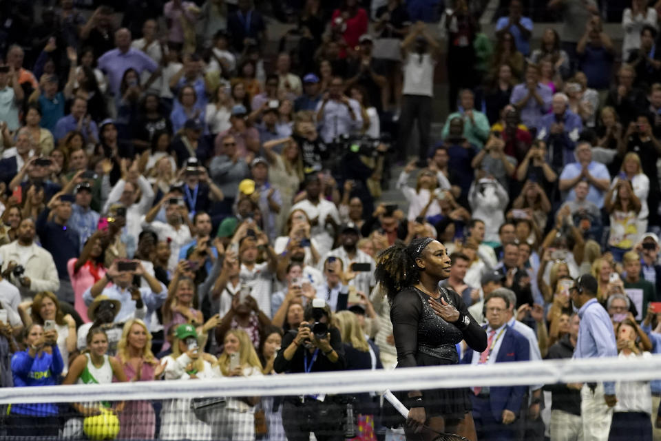 La estadounidense Serena Williams agradece al público tras caer ante la australiana Ajla Tomljanovic en lo que pudo haber sido el último encuentro de su carrera, el viernes 2 de septiembre de 2022, en el Abierto de Estados Unidos (AP Foto/Charles Krupa)