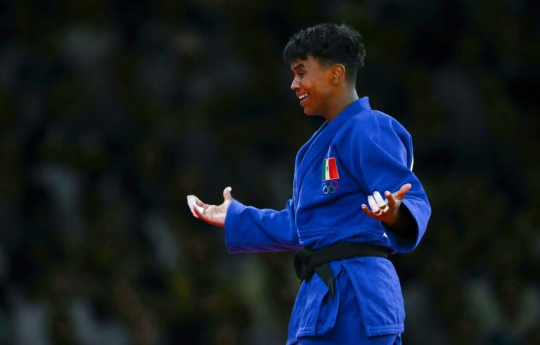 La mexicana Prisca Awiti (azul) le dio una medalla de plata a su país en el judo de París-2024 el 30 de julio de 2024 (Luis ROBAYO)