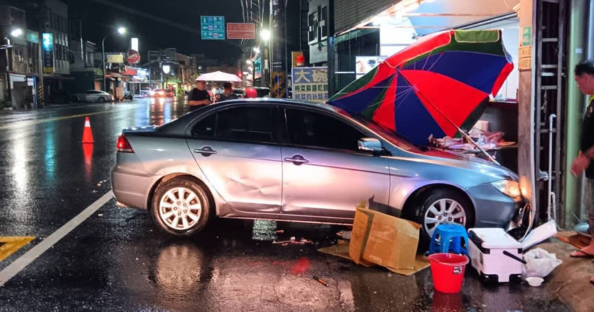 台南市昨日晚間發生一輛小客車衝撞民宅。（圖／翻攝記者爆料網）