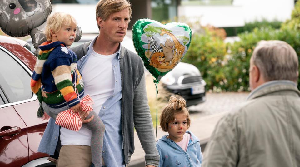 Moritz Vogt (Golo Euler) war mit seinen Kindern im Zoo. Zu Hause erwartet ihn Kommissar Thiel (Axel Prahl) mit einer schrecklichen Nachricht.  (Bild: WDR / Bavaria Fiction GmbH / Thomas Kost)