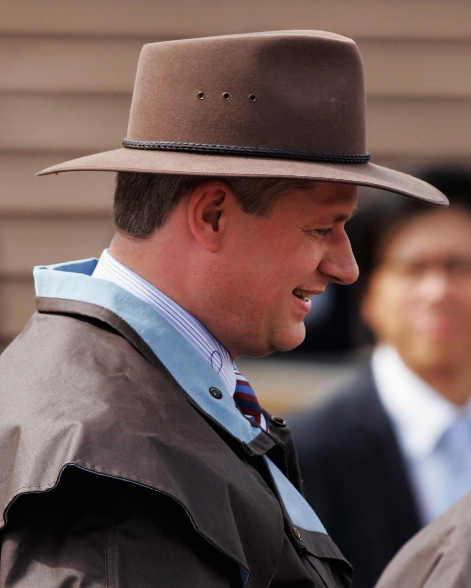 Stephen Harper wears a traditional Australian outback hat and coat