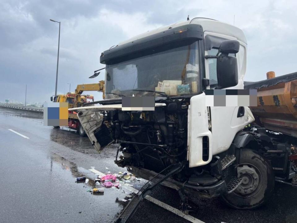 國道3號南下中興交流道路段9日發生3車追撞車禍，1輛小貨車失控在外側車道翻車，後方砂石車來不及閃避緊急煞車，車頭不慎撞擊另一輛自小客車，車頭毀損。（圖／國道警方提供）