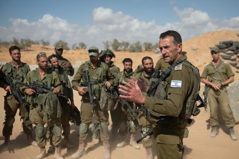 El jefe del Estado Mayor de las Fuerzas Armadas israelíes, el general  Herzi Halevi, junto a sus tropas