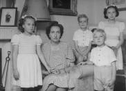 La infanta fue la mayor de cuatro hermanos: Juan Carlos, Margarita y Alfonso, nacidos en 1938, 1939 y 1941 respectivamente. En la foto, todos ellos rodean a su madre, María de las Mercedes, en Suiza. (Foto: Pictures Inc / The LIFE Picture Collection / Getty Images)