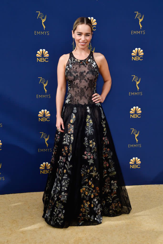 <p>La protagonista de “GOT” lució un vestido Dior Haute Couture con top transparente y falda amplia adornada de aplicaciones florales. Ella lució su cabello recogido y aretes colgantes. </p>