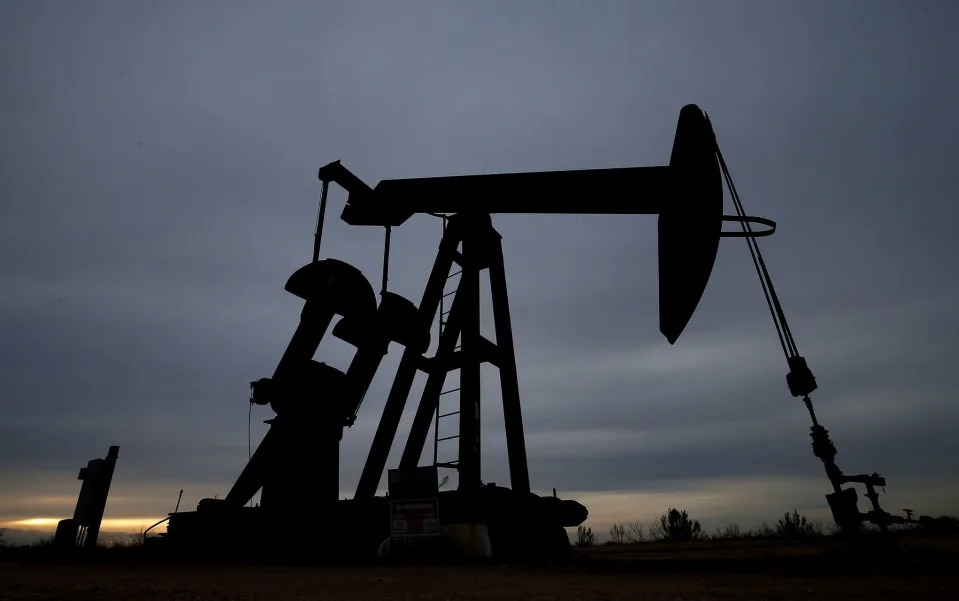 Texas oil falls 2.9% and closes at 89.41 dollars a barrel