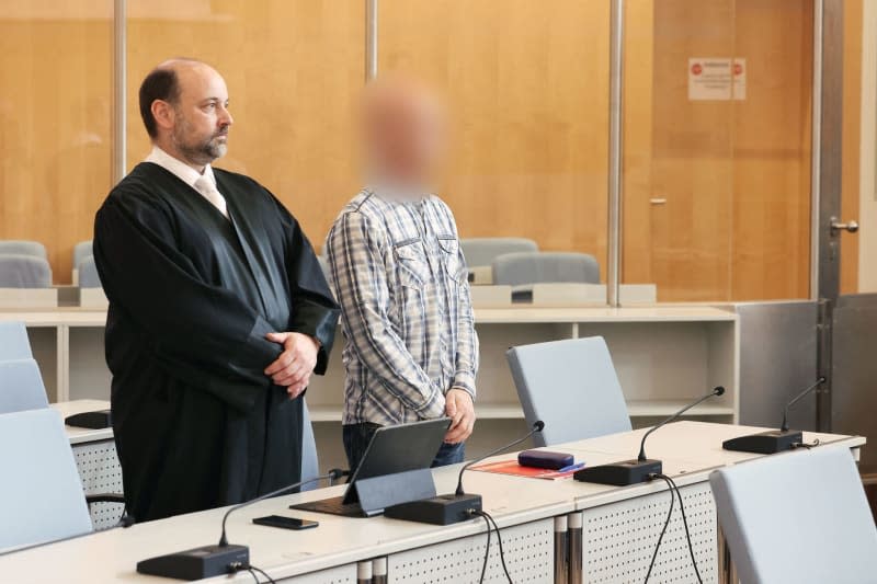 Lawyer Marvin Schroth (l) stands next to the accused Bundeswehr officer in the espionage trial before the Oberlandesgericht.  The suspect was sentenced to three and a half years in prison for being a Russian spy.  The Oberlandesgericht Düsseldorf has found the well-known man guilty of activities by secret service agents.  David Young/dpa