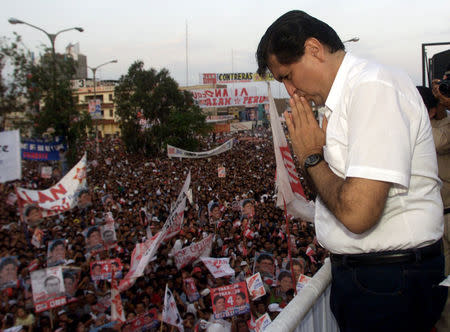 IMAGEN DE ARCHIVO. El candidato presidencial Alan García saluda a partidarios en la Plaza de Armas de Chimbote. 5 de abril de 2001.