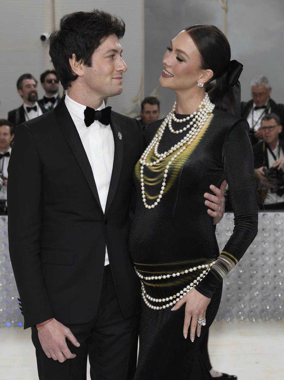 Joshua Kushner, izquierda, y Karlie Kloss llegan a la gala del Instituto del Vestido del Museo Metropolitano de Arte para celebrar la inauguración de la exposición "Karl Lagerfeld: A Line of Beauty" el lunes 1 de mayo de 2023 en Nueva York.(Foto Evan Agostini/Invision/AP)