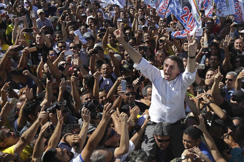 <p>Brasiliens rechtspopulistischer Präsidentschaftskandidat Jair Bolsonaro nimmt auf einer Wahlveranstaltung im brasilianischen Ceilândia ein Bad in der Menge. (Bild: AP Photo/Eraldo Peres) </p>