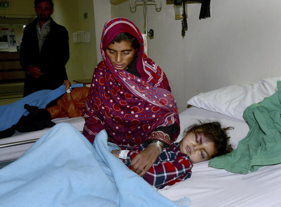 Una niña lesionada en una avalancha es atendida en un hospital en Muzzaffarabad, la capital de la Cachemira administrada por Pakistán, el miércoles 15 de enero de 2020. (AP Foto/M.D. Mughal)