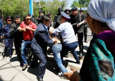 Riot police officers detain demonstrators during a protest against President Nursultan Nazarbayev's government and the land reform it has proposed, in Almaty, Kazakhstan, May 21, 2016. REUTERS/Shamil Zhumatov