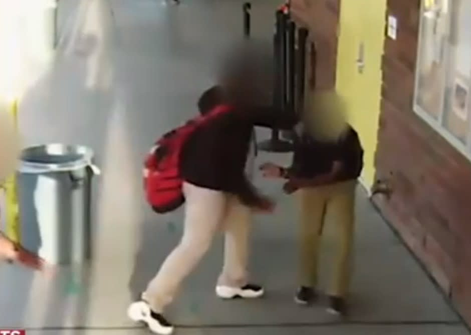 Un niño de 12 años es agredido por un estudiante mayor en la escuela Ánimo Westside Charter en el área de Los Ángeles, California. Allí, nadie hizo nada para frenar ese ataque ni se le dio atención rápida al menor afectado, que acabó con daño cerebral. La madre de la víctima ha demandado a la escuela. (Captura de video / Video de seguridad de Ánimo Westside Charter Middle School difundido por televisoras)