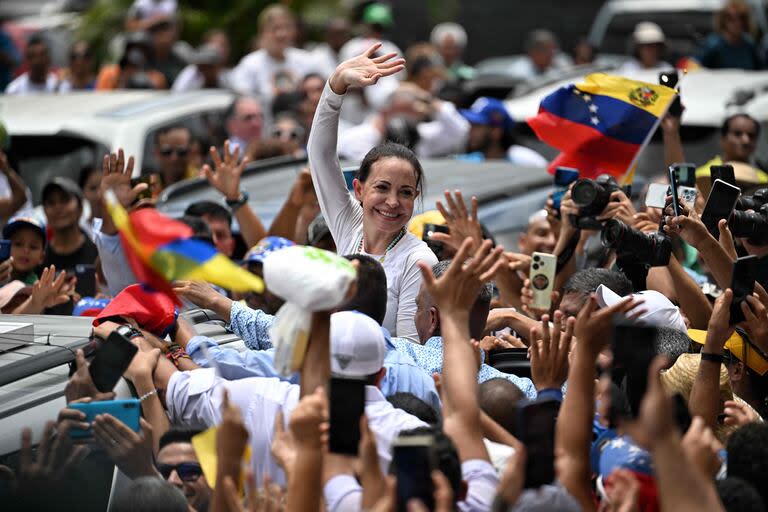 María Corina Machado es recibida por sus simpatizantes este sábado en La Victoria, estado de Aragua (Photo by JUAN BARRETO / AFP)