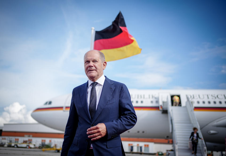 Bundeskanzler Olaf Scholz (SPD) kommt mit dem Airbus A340 der Luftwaffe auf dem Flughafen von Toronto an