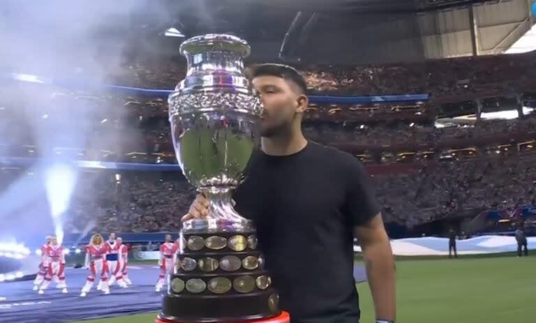 El Kun Agüero, emblema del fútbol argentino, fue el encargado de llevar el trofeo hasta el campo de juego