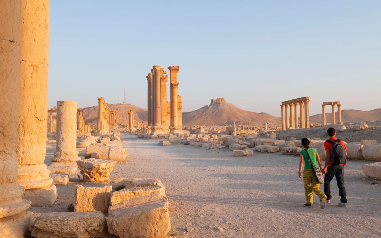 Backpackers explore the ruins of Palmyra before Syria's bloody civil war - Joel Carillet