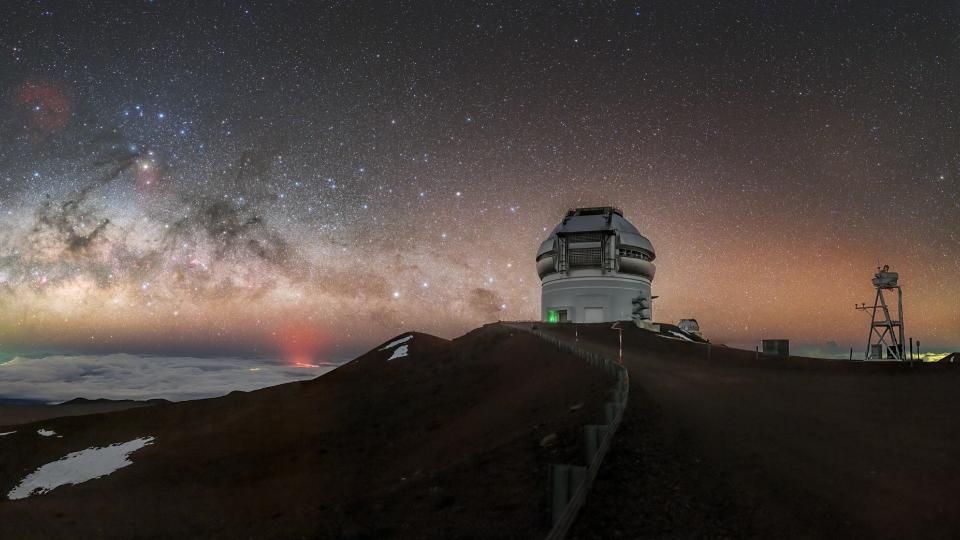 ein Teleskop auf einem Berggipfel unter einem sehr sternenklaren Himmel