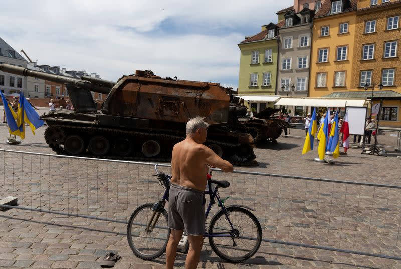 Russian artillery captured by Ukraine go on display in Poland