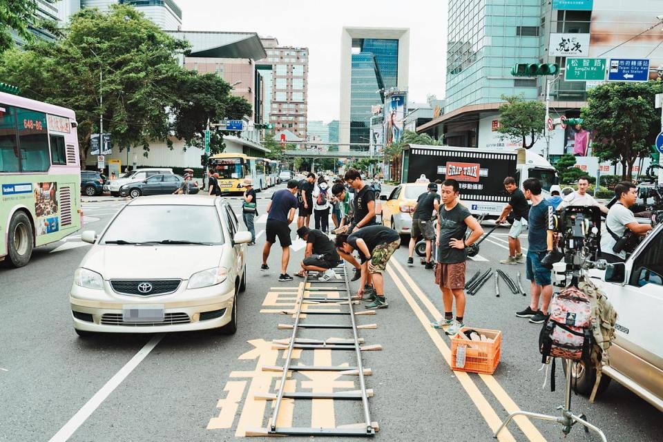 片中時間靜止的場面戲，在台北信義商圈封街拍攝，動員近200人與近50輛大小車輛。（牽猴子提供）