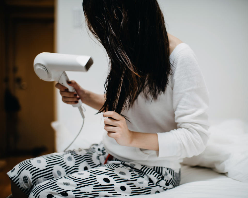 Vor dem Schlafen noch die Haare trocknen zu müssen, kann nervig sein. Abhilfe soll ein Mikrofaser-Kissenbezug schaffen. (Symbolbild: Getty Images)