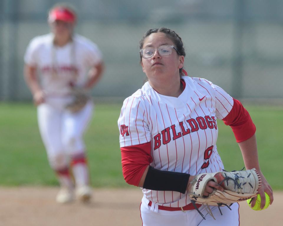 Oak Hills' Naomi Estrada delivers a pitch during the first inning against Apple Valley on Thursday, March 30, 2023. Oak Hills defeated Apple Valley 5-0.