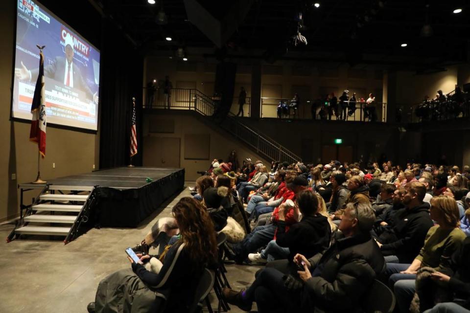 Personas asisten a un mitin en una sala desbordamda donde se mostró un video en vivo del ex presidente Donald Trump hablando el domingo 14 de enero de 2023, en Simpson College en Indianola, IA, mientras los candidatos republicanos trabajan para atraer a los indecisos de Iowa antes de los caucus del lunes.