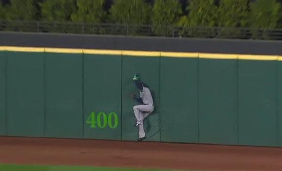 Mariners center fielder Dee Gordon was lucky to avoid injury after crashing shoulder-first into the outfield wall at Progressive Field. (MLB.TV)