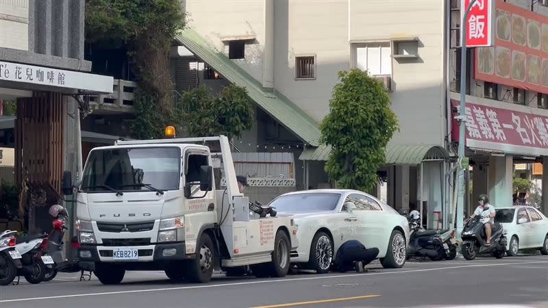 2000多萬的勞斯萊斯雙門轎跑違停，拖吊車照拖不誤。（圖／翻攝畫面）