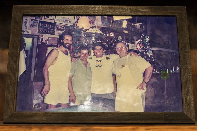 La foto con Diego Armando Maradona, quien fue vecino del barrio y habitué del café