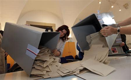 Election committee members empty ballot boxes after polling stations closed for the country's early general election in Prague October 26, 2013. REUTERS/David W Cerny