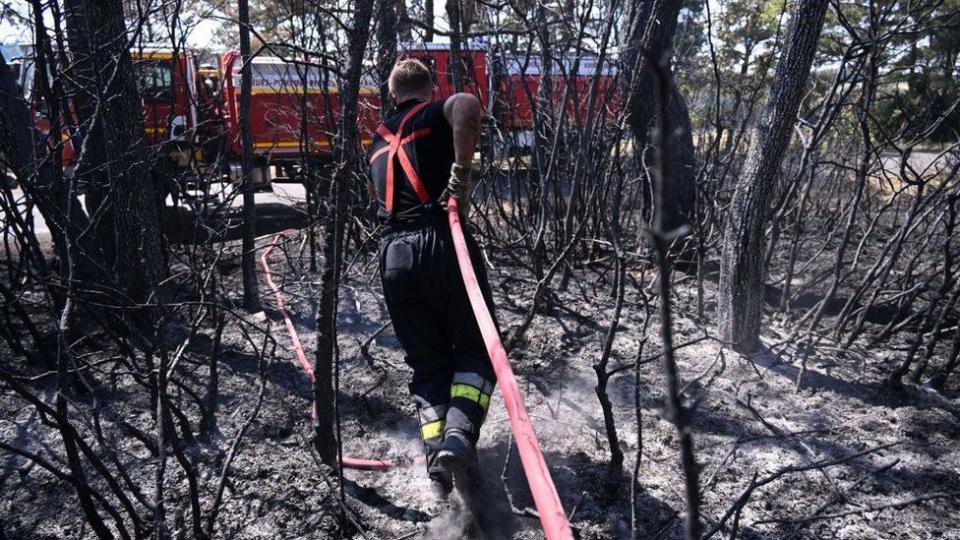 Bomberos lidian con la consecuencia de un incendio en Francia