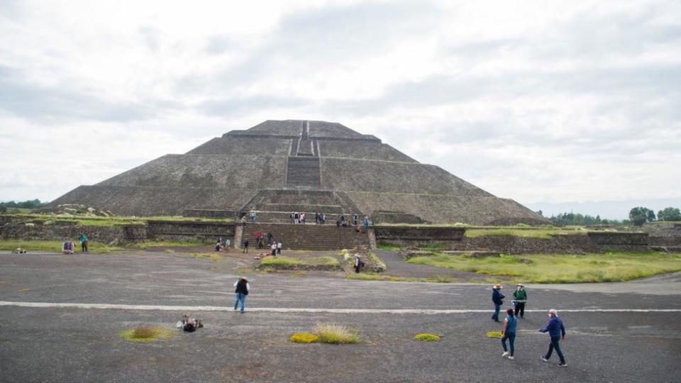 Turistas en la pirámide del Sol de Teotihuacan