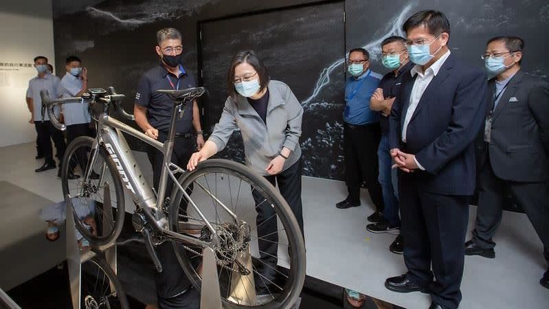 許多網友大推台灣腳踏車品牌。圖為蔡英文參訪捷安特自行車文化館。（圖／總統府提供）