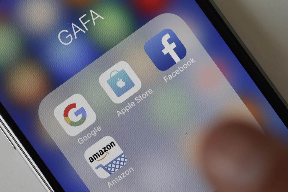 Logos de Google, Apple, Facebook y Amazon en las aplicaciones de un smartphone. (Photo by Chesnot/Getty Images)