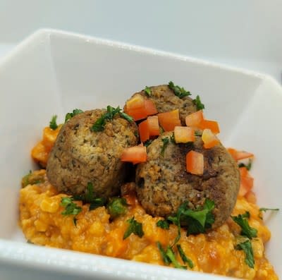 Developed with Chicago-based Chef Jonathan Zaragoza, whose family owns Birrieria Zaragoza, dishes like Albondigas con Arroz from Chartwells K12’s Global Eats menu are simple yet packed with fresh flavors like lime and cilantro and the heat of peppers and spices.