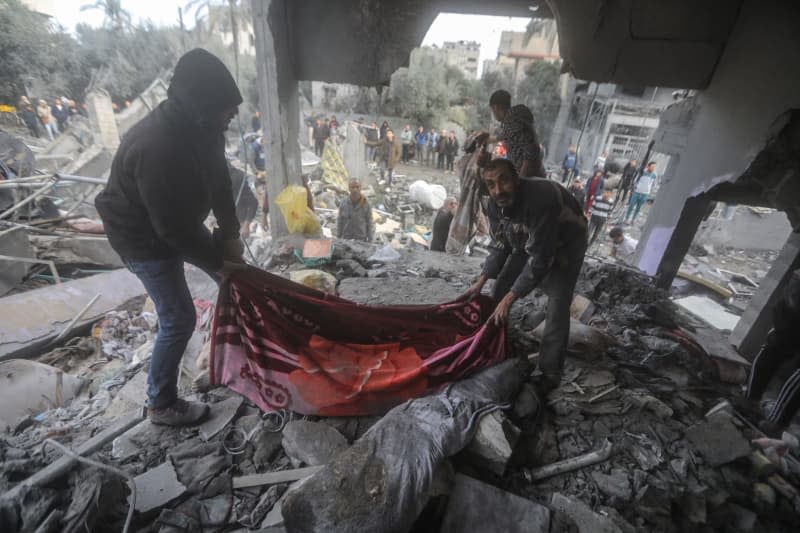 Gazans hunt for bodies as Israelis also count cost and mull ceasefire