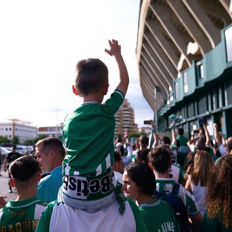 Hinchas del Betis llegan al estadio Benito Villamarín