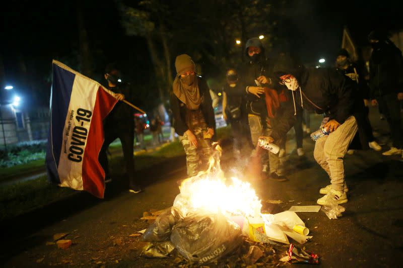 Manifestantes prenden fuego en una calle para bloquear el tránsito de vehículos durante una protesta después de que un hombre, que fue detenido por violar las normas de distanciamiento social, murió al recibir descargas electricas sucesivas por dos policías en Bogotá